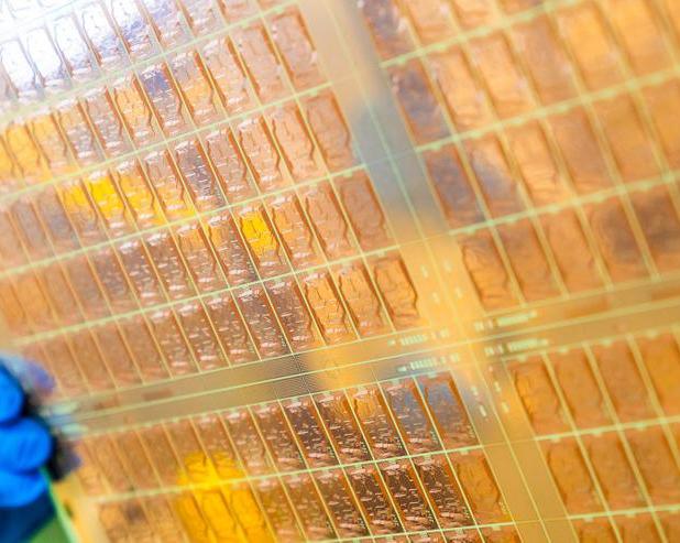 Intel добивается прогресса в разработке нового удобного материала для создания еще более крупных компьютерных чипов: стекла
